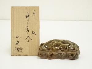 高取焼　亀井味楽造　牛香合（共箱）